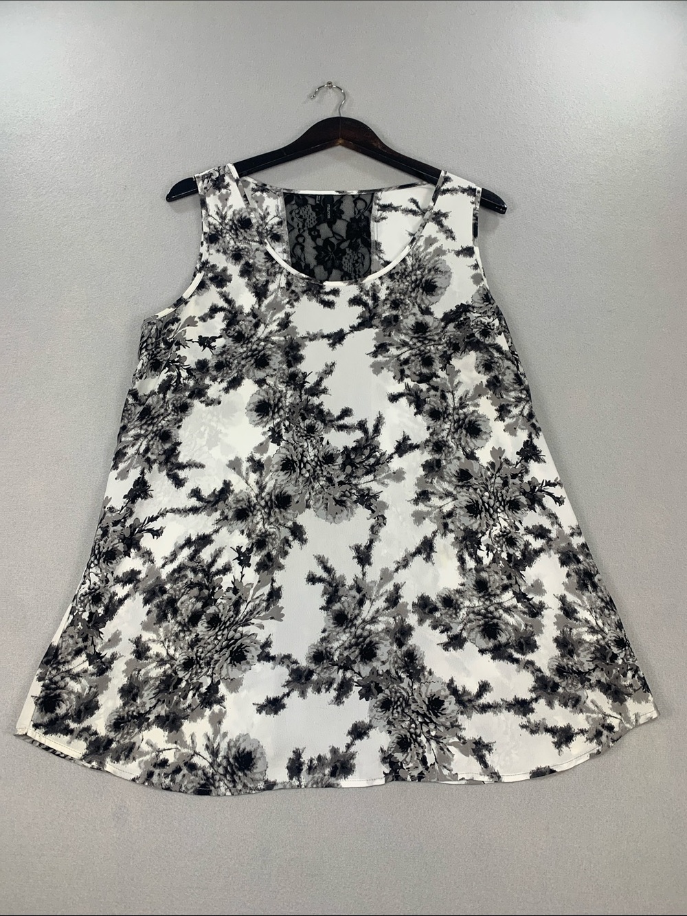 Maurices Black & White Floral Lace-Back Sleeveless Tunic